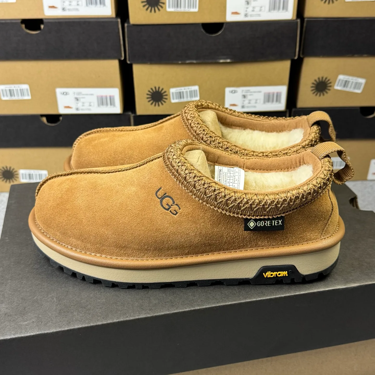 Pick up locally 💰520. The core recommendation is good price. The platform is exclusively for foreign trade. UGG Tasman GTX winter neutral snow shoes 1172790. Produced by ten-year-old brand shoemaking factory production line. Pay attention to every detail. Longfeng A-grade genuine sheep fur. Completely built in accordance with the ZP process. Size: 35 36 37 38 39 40 41 42 43 44 45